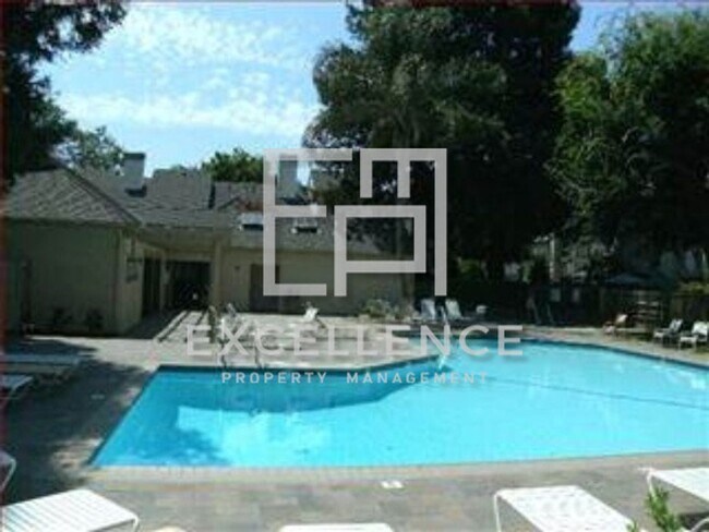 Building Photo - 2/2 Condo with 1 Car Garage, Wrap Around Patio, Fireplace, Granite Kitchen and Community Pool