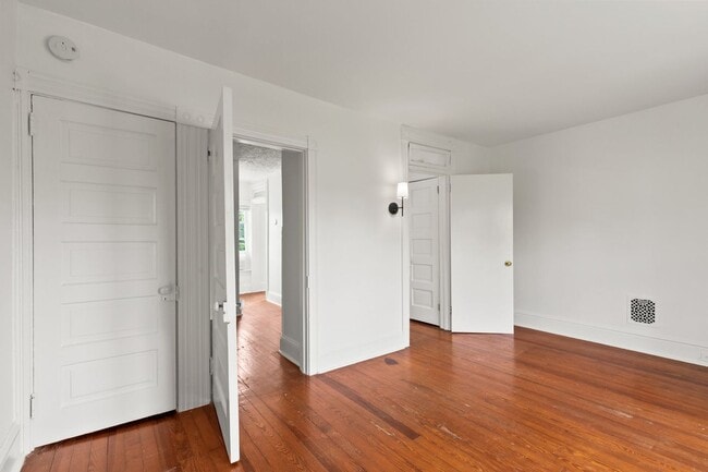 Building Photo - Spacious 1 Bedroom Apartment with Den - In Unit Laundry!