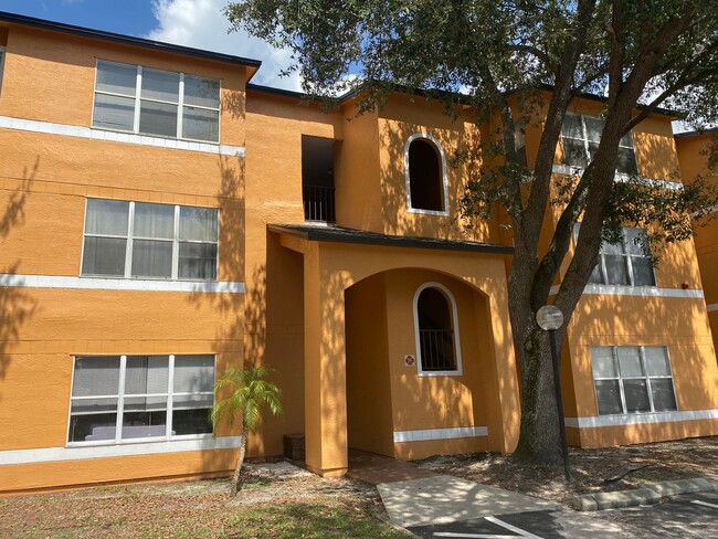 Building Photo - Spacious third floor unit located in the gated community of Venetian place