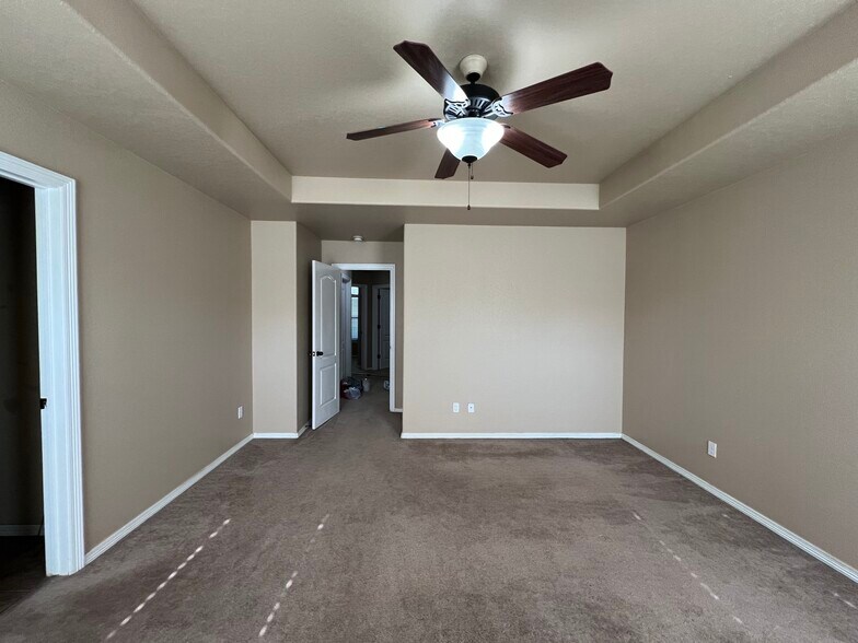 Building Photo - 210 Willow Dr