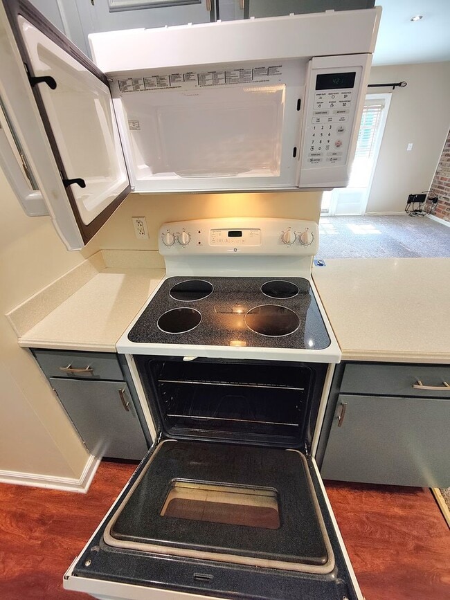 Building Photo - *Updated 1BD/1BA Condo Available in Scott ...