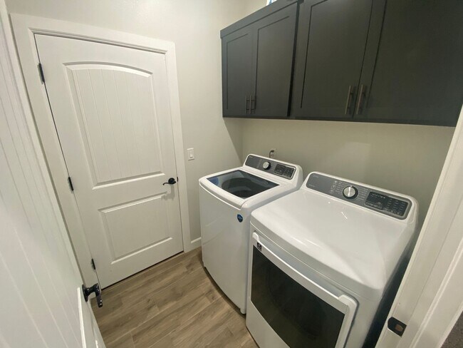 Building Photo - East El Paso 4 bed 2 bath Refrig A/C with gorgeous landscaping!