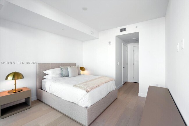 Building Photo - 9201 E Bay Harbor Dr