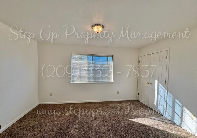 Building Photo - Bright and Freshly Updated 3 Bed 1.5 Bath Townhouse!