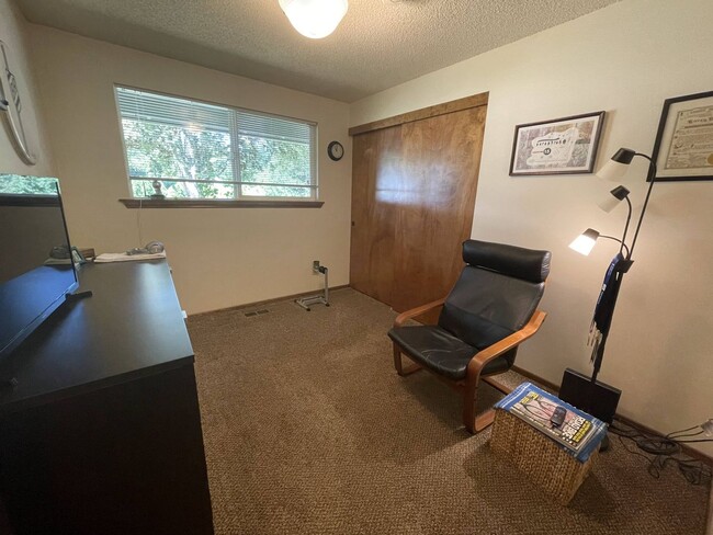 Building Photo - Lovely 3bed/2bath Ranch style home with HUGE private yard in a peaceful cul-de-sac!