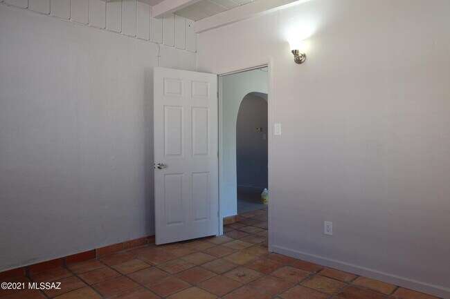Building Photo - 3941 E Louis Ln