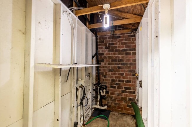 Building Photo - 718 Shawnee Dr