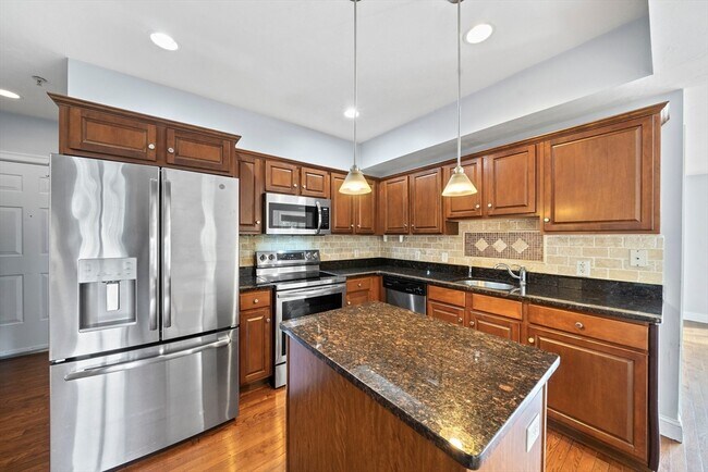 Building Photo - 163 Rumford Ave