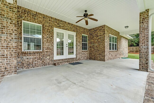 Building Photo - Gorgeous Southern Living Home in Coveted S...