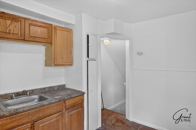 Building Photo - $1250 2 bedroom