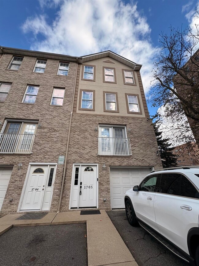 Building Photo - 17 Zabriskie St