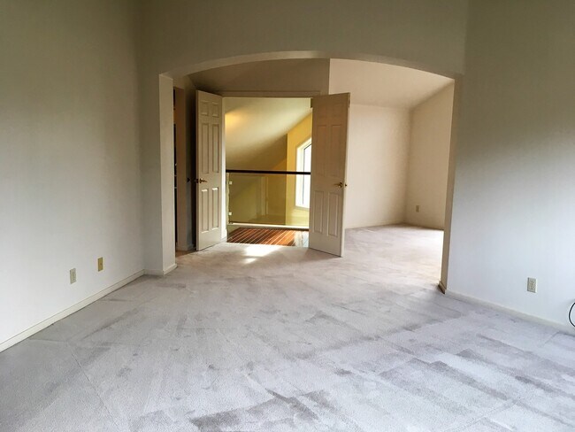 Building Photo - Beautiful Riverfront Condo in NW Bend!