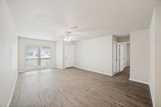 Building Photo - NEWLY-REMODELED 3-BEDROOM HOME IN HERITAGE SUBDIVISION