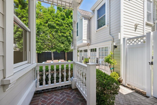 Building Photo - Luxurious Home in Downtown Palo Alto Available Now
