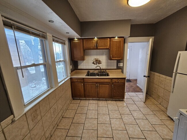 Building Photo - 440 E 115th St