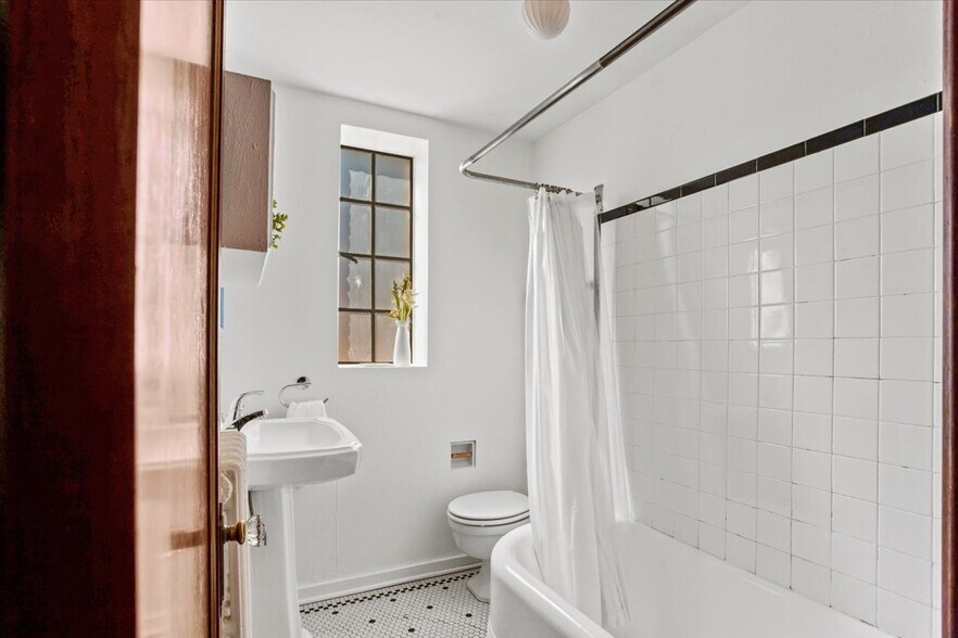 Building Photo - 1575 Fillmore St