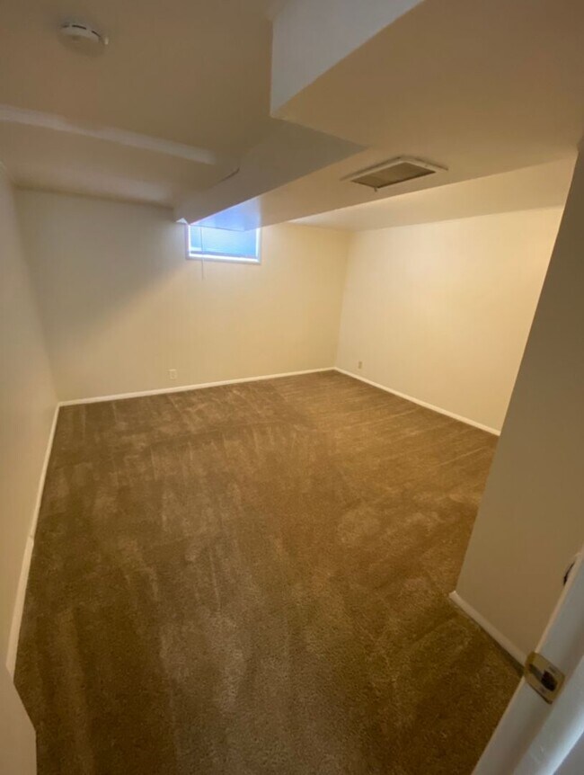 Building Photo - Spacious 4 Bed 2 Bath Home in Roy, UT with Fully Fenced Yard