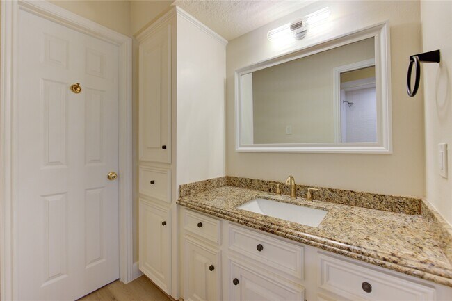 Building Photo - 714 Last Arrow Dr