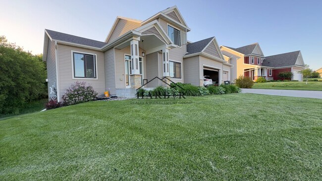 Building Photo - 2049 Kerry Dr NE