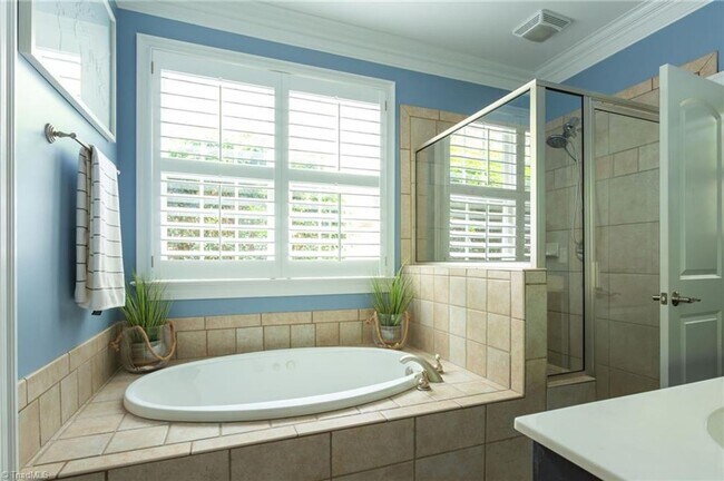 Building Photo - Spacious 4 Bedroom in Lake Jeanette - Larg...