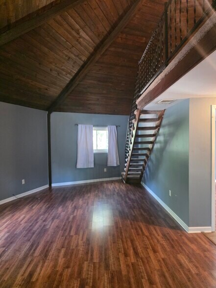 Living Area - 216 Roundhouse Rd