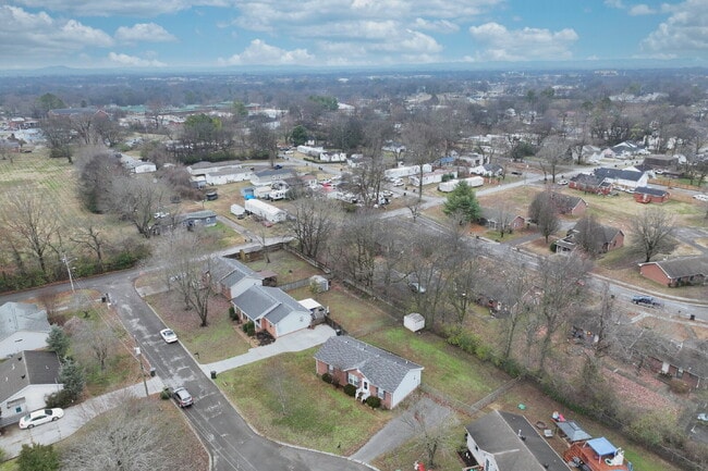 Building Photo - Car-free convenience! Modern 3 Bed Home Minutes from Downtown Gallatin