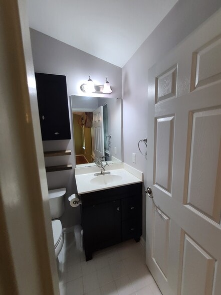En suite, primary bedroom - 832 Rock Creek Rd