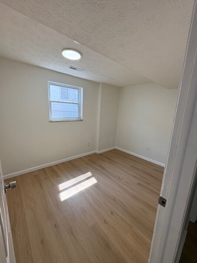 Building Photo - Newly Renovated 5 Bedroom in South Linden/...