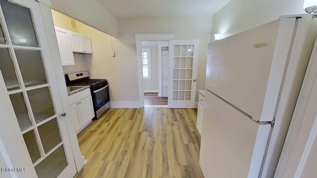 Building Photo - 566 Park Ave