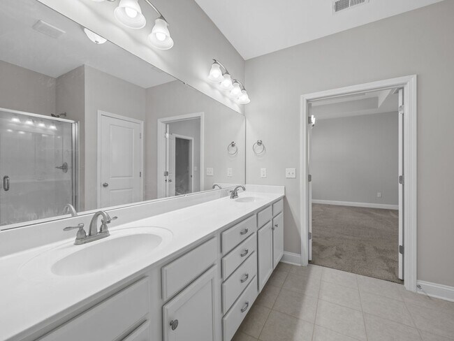 Building Photo - **MOVE IN SPECIAL! 50% off first month's rent!!** Spacious 4BR Townhouse with 2-Car Garage Near D...