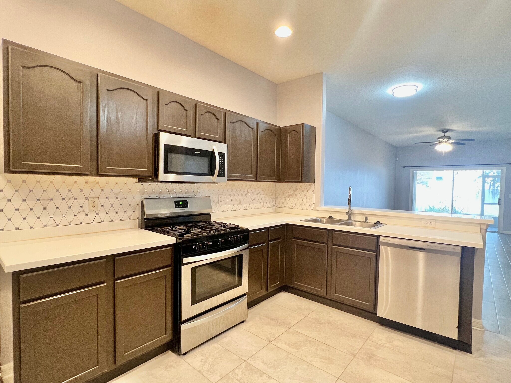 Building Photo - 1131 Zephyrhills Byp