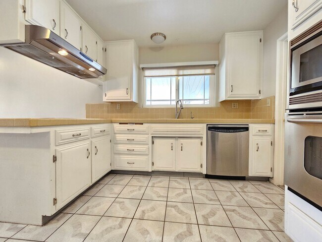 Building Photo - Beautiful interior and Convenient feature!...