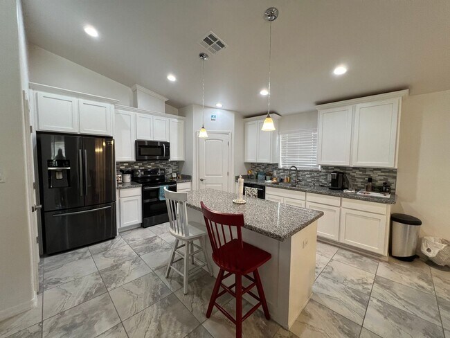 Building Photo - POOL & SPA HOME IN THE FOOTHILLS!