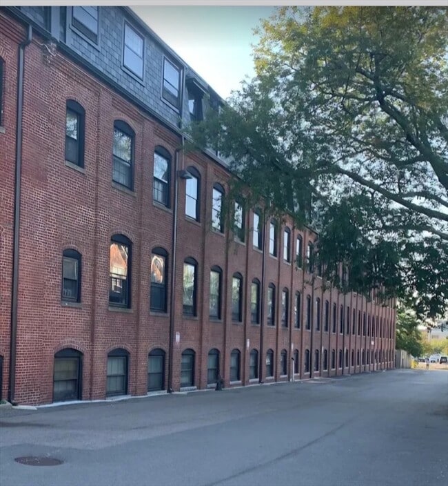 Building Photo - 21 Linden St