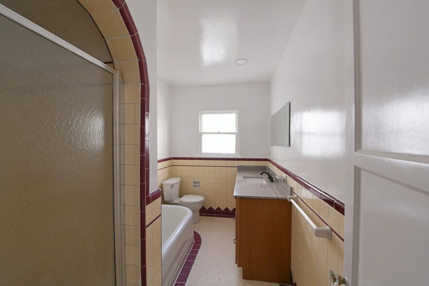 Building Photo - 913 Le Doux Rd