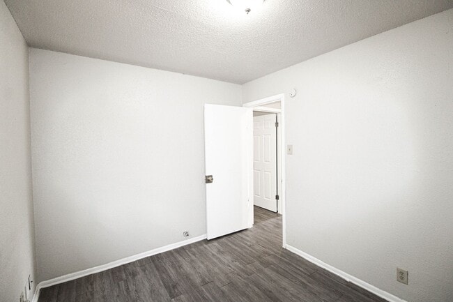 Building Photo - 2915 Christian Dr