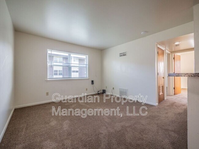 Building Photo - 1115 N College Dr