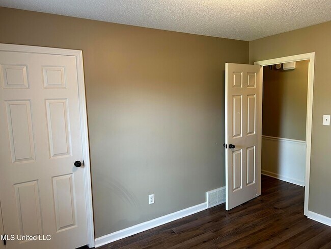 Building Photo - 960 Clarington Dr