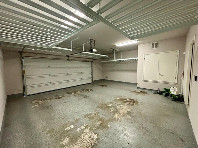 Building Photo - 13800 Lyndhurst St
