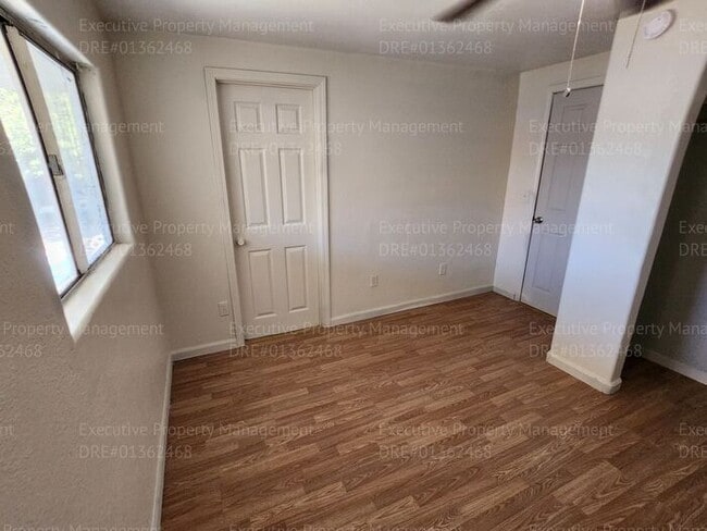 Building Photo - 3 bedroom/ 2 bathroom home