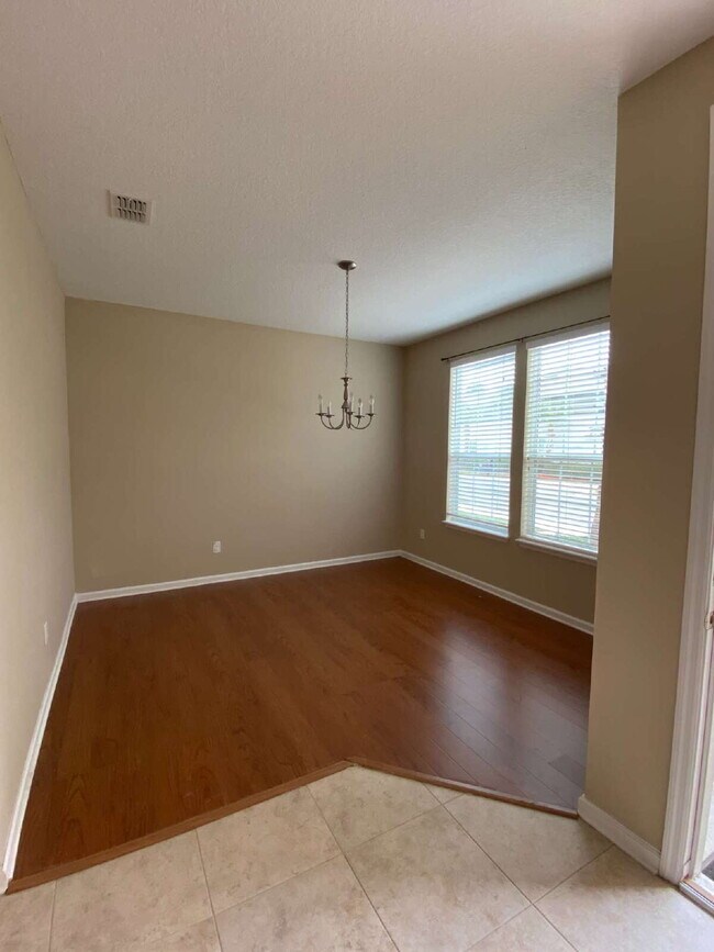 Building Photo - Beautiful 3-Bedroom Townhome in Desirable Oakleaf Plantation – Available Now!