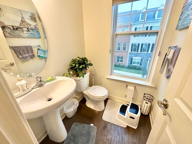 Building Photo - Amazing 4 BR/3.5 BA EOG Townhome in Lanham!