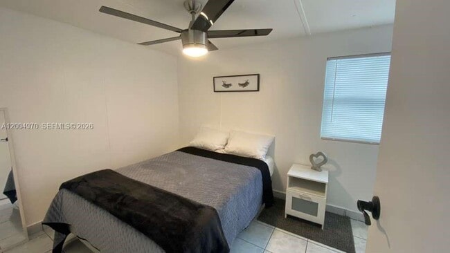 Building Photo - 219 W Lake Dr