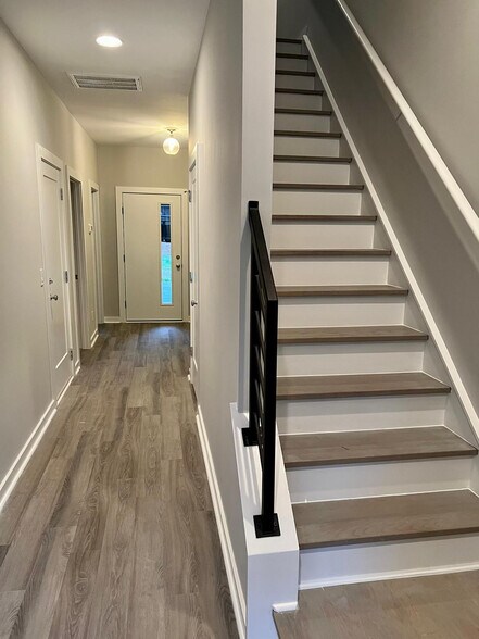 Building Photo - Room in Townhome on Gregg St