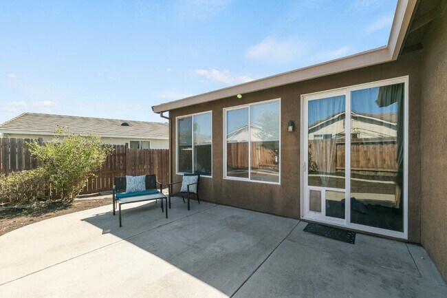 Building Photo - NOW AVAILABLE- COZY 3 BED, 2 BATH, 2 CAR GARAGE IN A QUIET NEIGHBORHOOD, NORTH NATOMAS