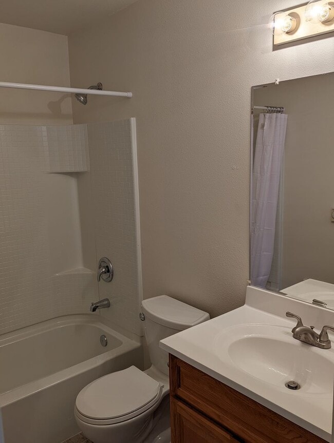 Building Photo - 2-Bedroom, 1-Bath Duplex In Thurston Area of Springfield!