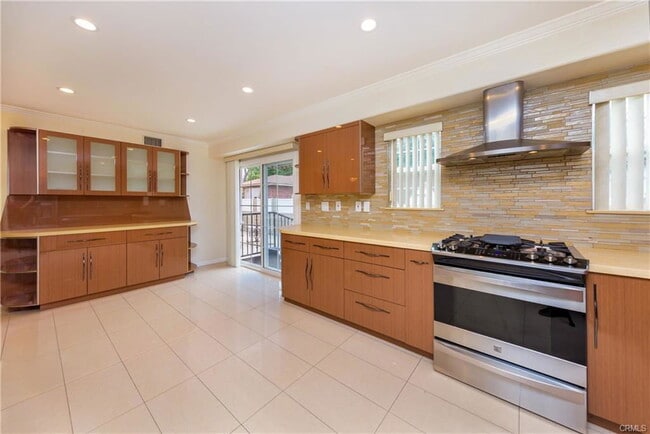 Building Photo - 6928 Gaviota Ave