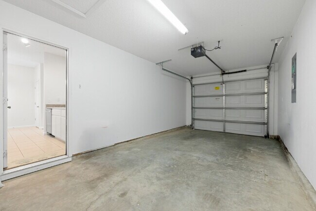 Building Photo - 3 Bed x 3 Bath with Garage!!!!