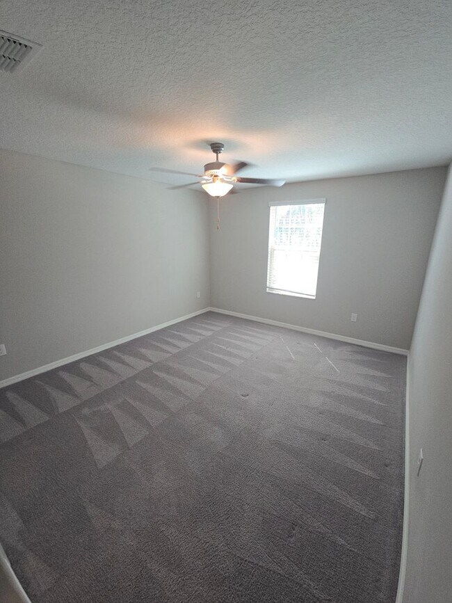 Building Photo - Gorgeous 5-Bedroom, 2.5-Bathroom Home in Riverview