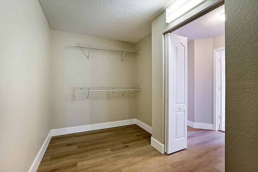 Building Photo - 122 Kensington Way